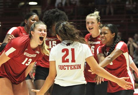 Wisconsin volleyball extends win streak amid photo。